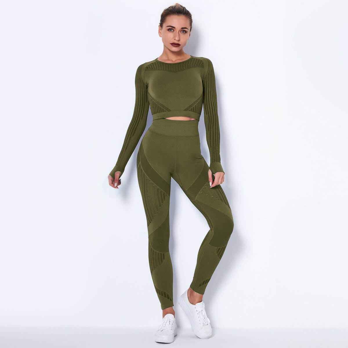 Seamless knitted absorbent yoga long-sleeved suit in olive green.