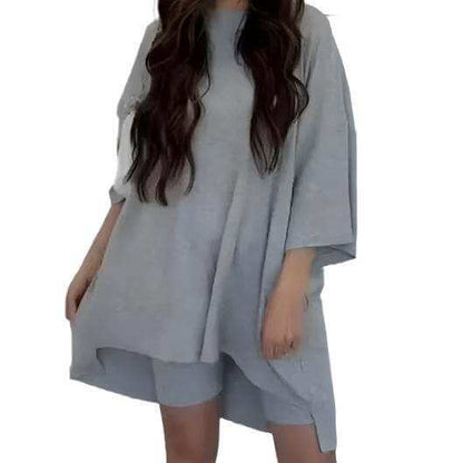 Women's fashion solid color loose T-shirt and shorts set.